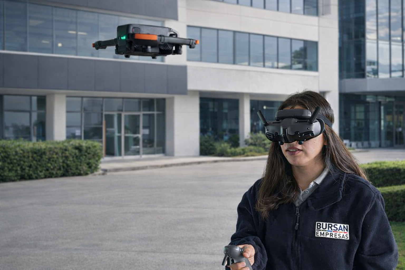 Supervisora de Operaciones obtiene licencia para pilotar drones y refuerza la innovación en los servicios