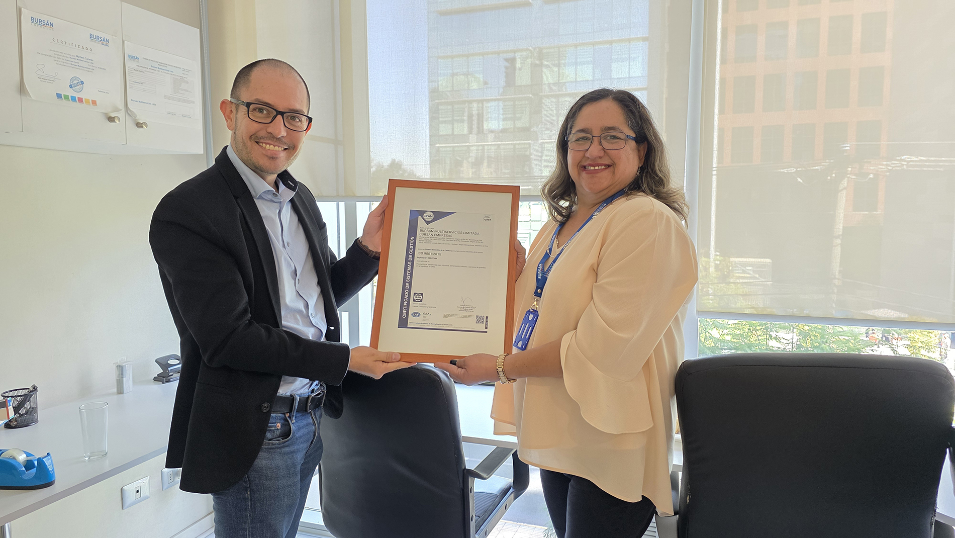 BURSÁN Empresas recibe certificados de su certificación ISO 9001 en oficina Santiago
